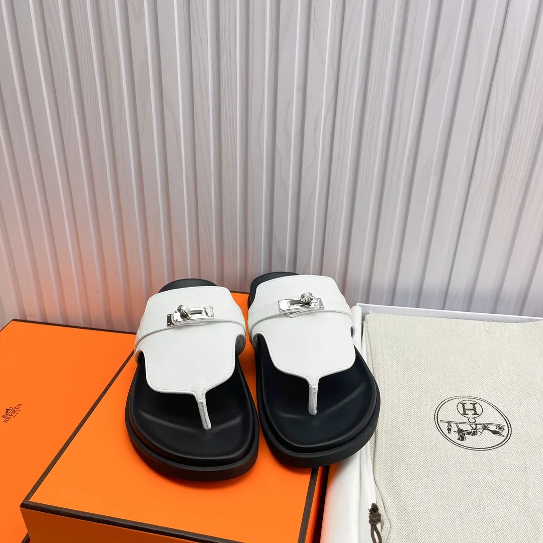 👟👟Ex-factory price 480👟👟 High version of Hermes 🐎The extremely popular couple's second uncle slippers/the latest snake print sandals and slippers, paired with various colorful socks, so trendy!  ———————— Upper: imported cowhide/Lining: imported cowhide Outsole: Tpu non-slip and wear-resistant outsole Female 36-46.